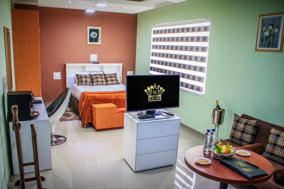 Property building, Bed, Coffee/tea facilities, Living room, Seating area, Bedroom, City view, Garden view, Pool view, Street view, children, young children, older children, Family, Quiet street view, Inner courtyard view