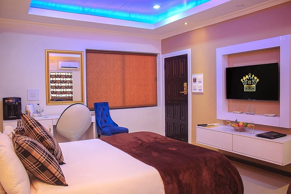 Property logo or sign, TV and multimedia, Coffee/tea facilities, Photo of the whole room, Seating area, Bedroom