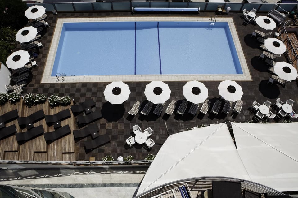 Day, Pool view