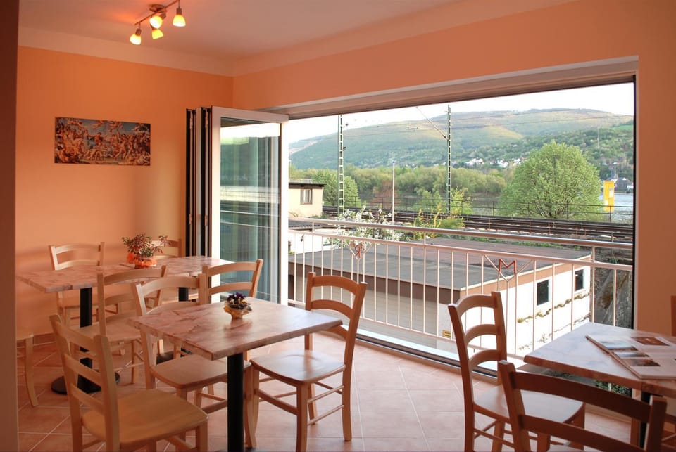 Restaurant/places to eat, Balcony/Terrace