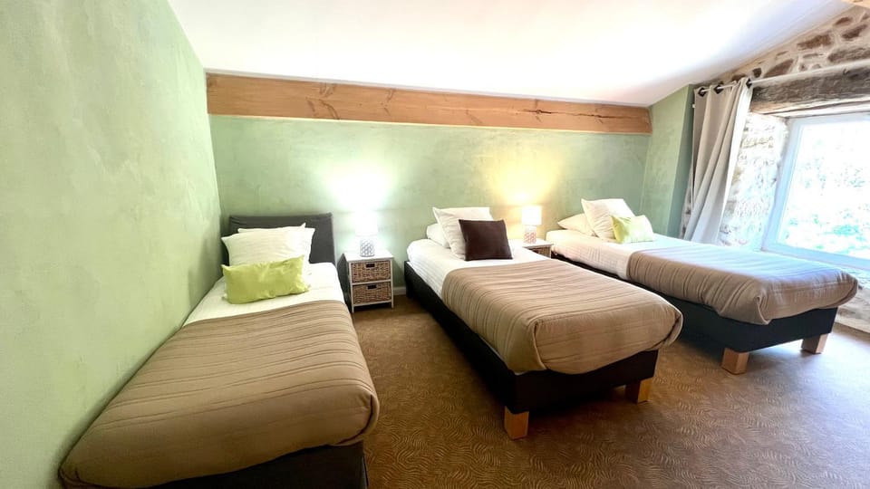 Property building, Bedroom, children, Family