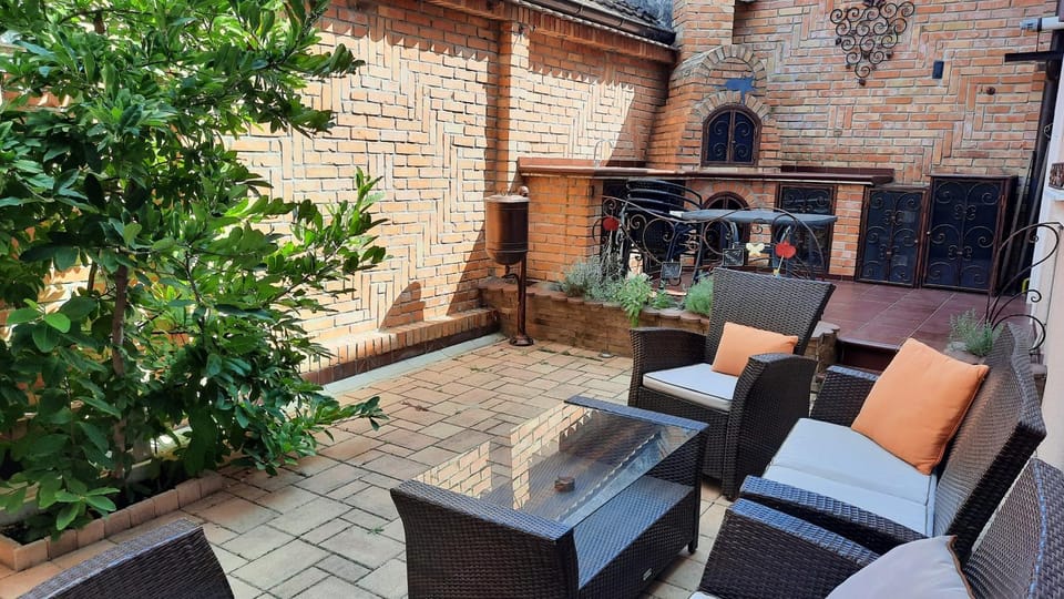 Communal lounge/ TV room, Day, BBQ facilities, Garden, Seating area, Internal: Not applicable to any particular room