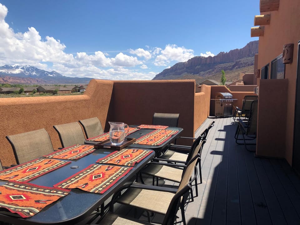 Patio, View (from property/room), Balcony/Terrace, Seating area, Dining area, Mountain view