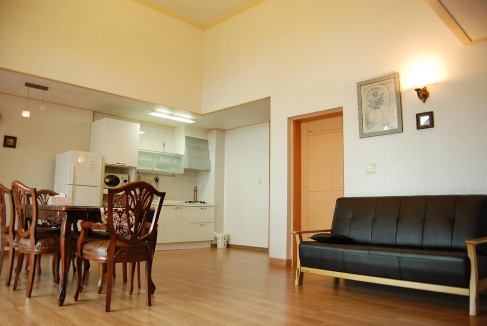 Kitchen or kitchenette, Living room, Seating area, Dining area