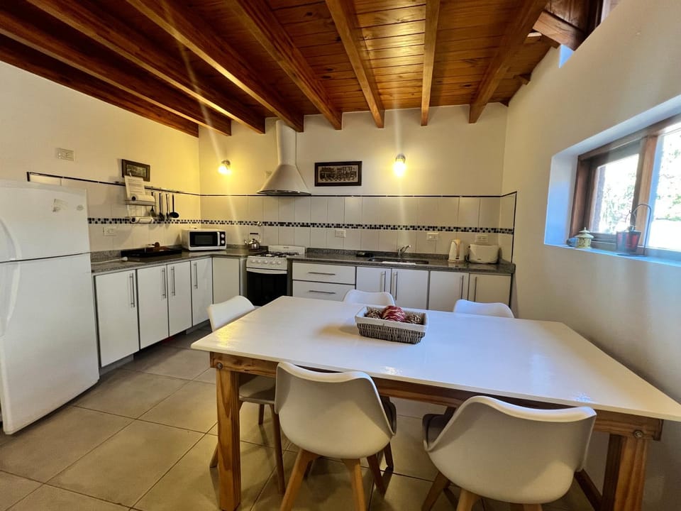Kitchen or kitchenette, Dining area, minibar, pet friendly, stove, toaster