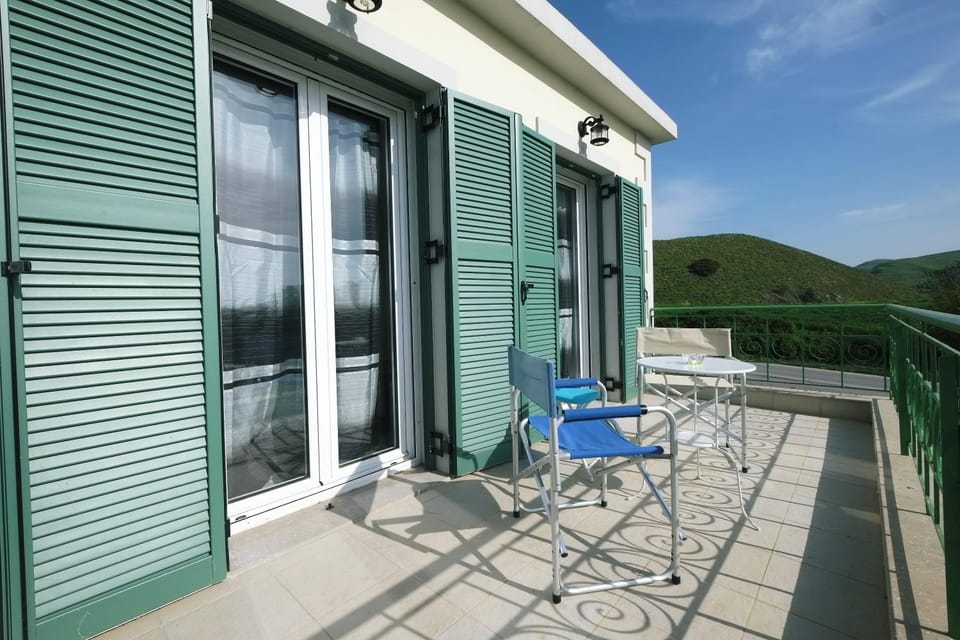 Facade/entrance, Balcony/Terrace