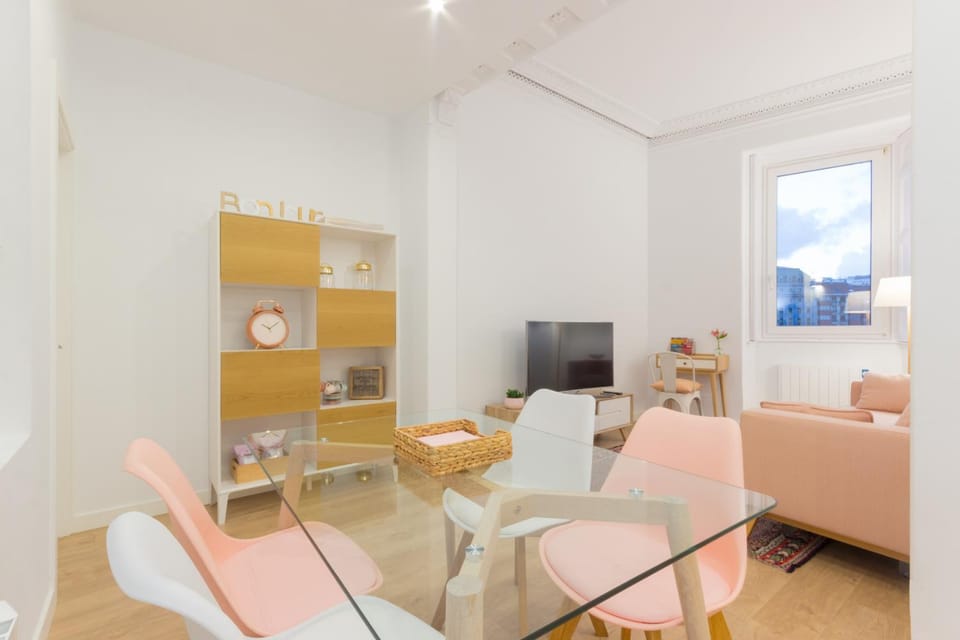 Living room, Lounge or bar, Seating area, Dining area