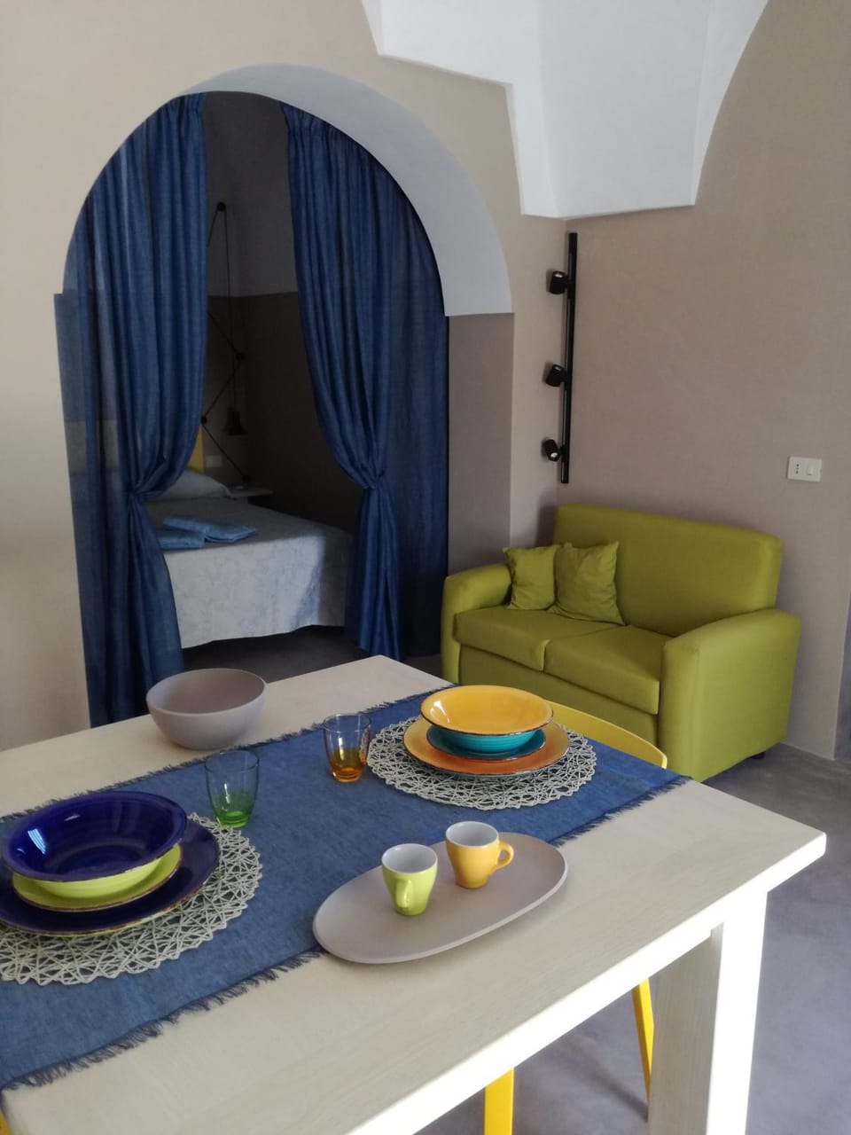 Photo of the whole room, Dining area