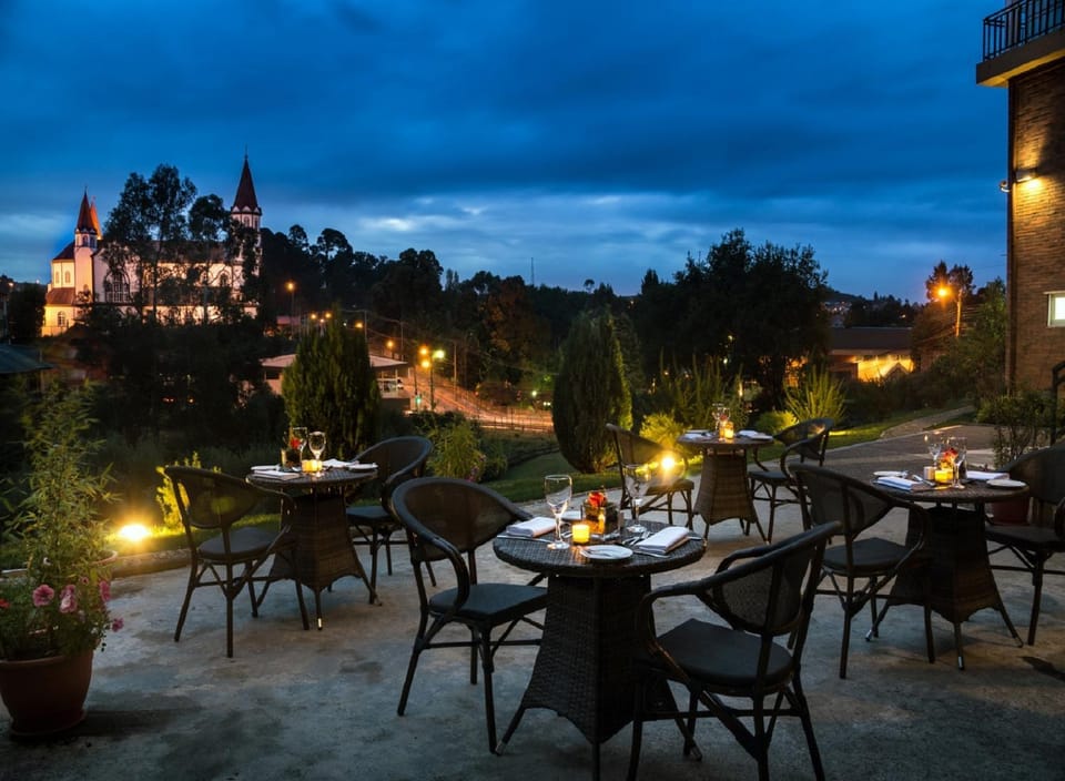 Restaurant/places to eat, Balcony/Terrace, Street view