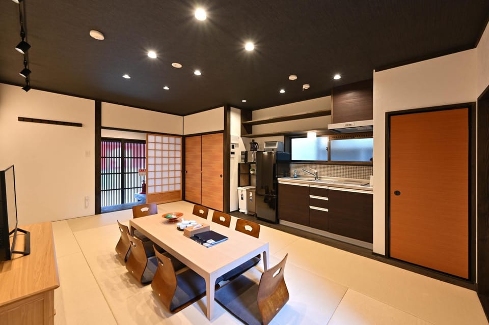 Coffee/tea facilities, Kitchen or kitchenette, Living room, Photo of the whole room, Dining area