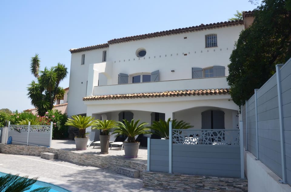 Belle maison avec piscine dans les hauteurs à Saint Raphael Villa in Saint-Raphael