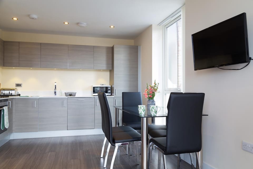 Kitchen or kitchenette, Dining area