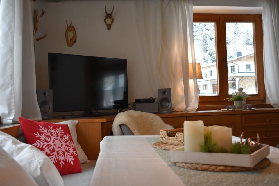TV and multimedia, Living room, Dining area