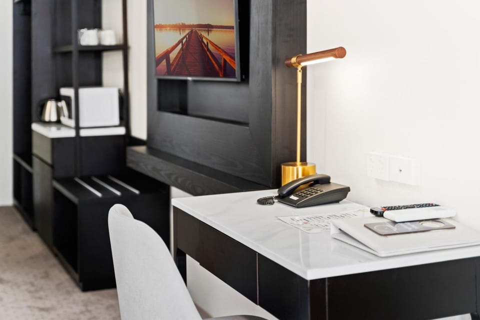 TV and multimedia, Coffee/tea facilities, Business facilities