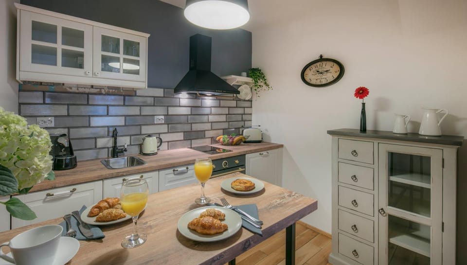 Coffee/tea facilities, Kitchen or kitchenette, Dining area