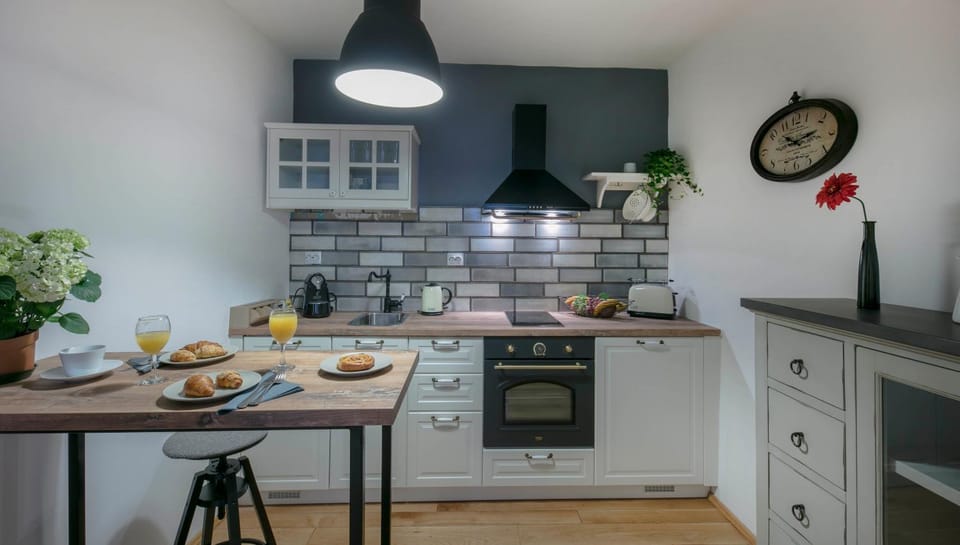 Coffee/tea facilities, Kitchen or kitchenette, Dining area