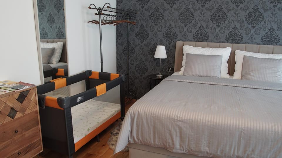 Bedroom, young children, cot, Family