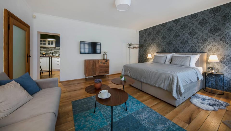 TV and multimedia, Living room, Seating area, Bedroom