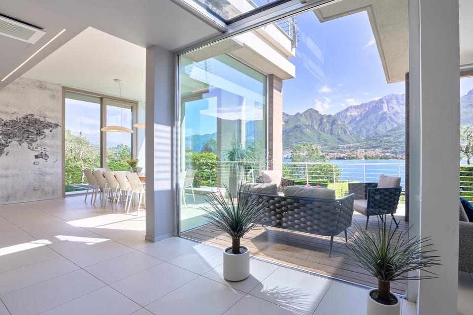 Solarium, View (from property/room), Living room, Seating area, Garden view, Lake view, Mountain view