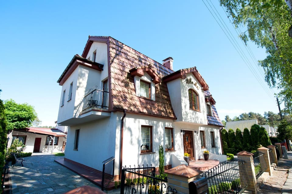 Facade/entrance, Floor plan