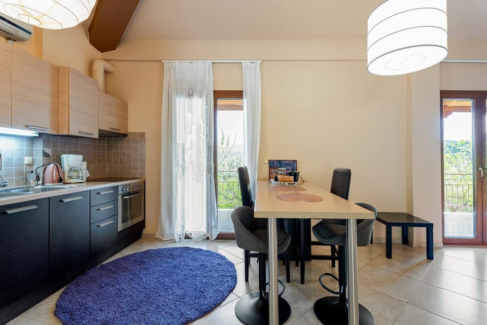 Kitchen or kitchenette, Living room, Seating area, Dining area