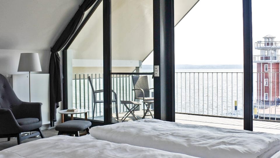 Bedroom, Lake view