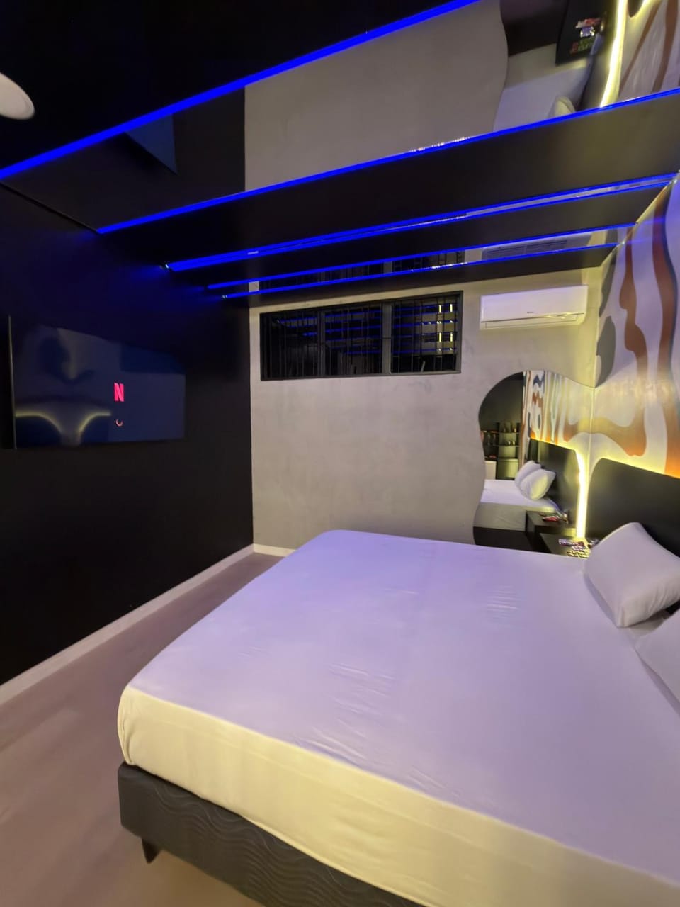 Bed, TV and multimedia, Photo of the whole room, Bedroom