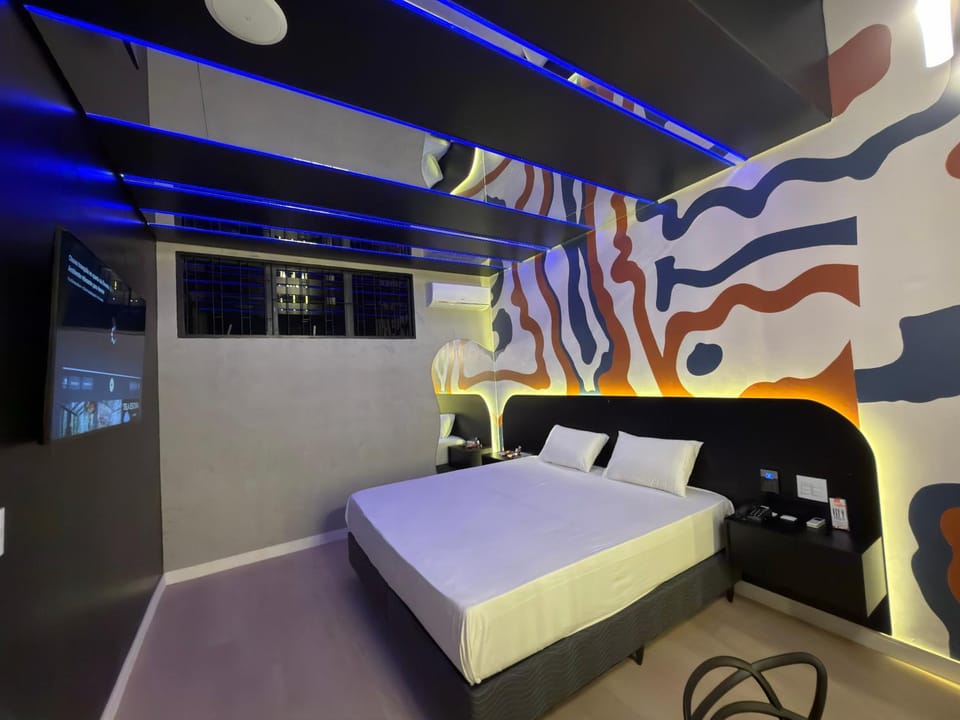 Bed, TV and multimedia, Photo of the whole room, Bedroom