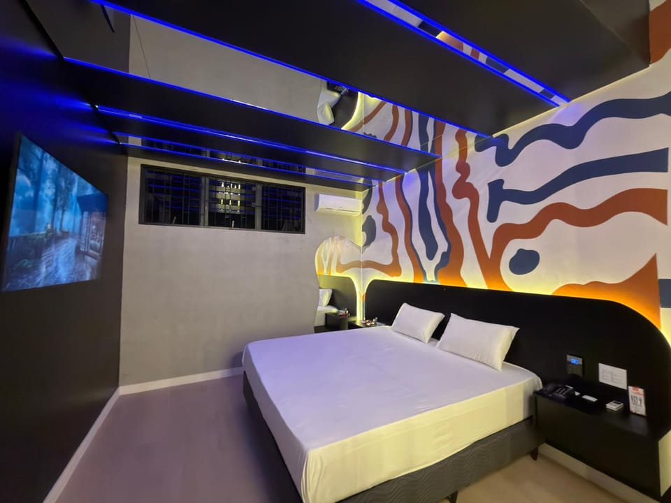 Bed, TV and multimedia, Photo of the whole room, Bedroom