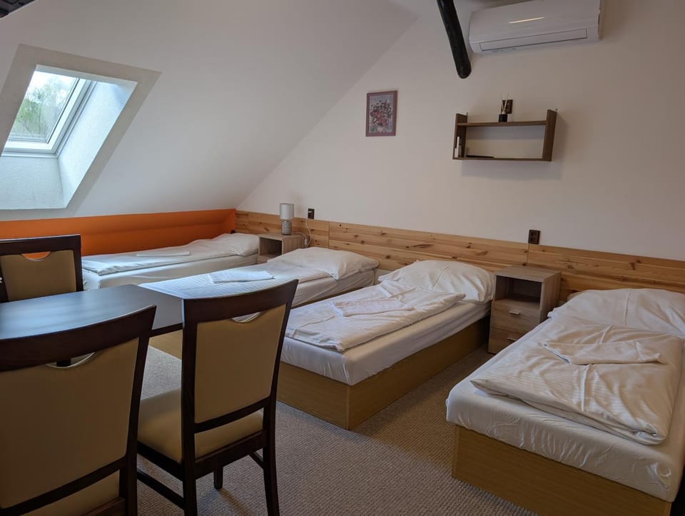 Bed, Photo of the whole room, air conditioner