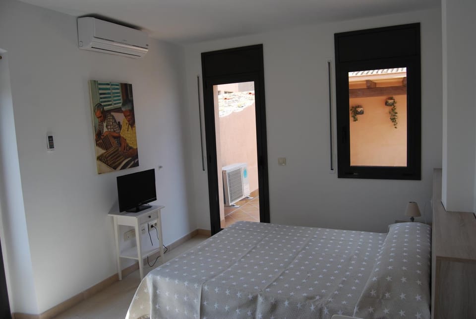 Communal lounge/ TV room, Bed, TV and multimedia, Photo of the whole room, Bedroom, air conditioner