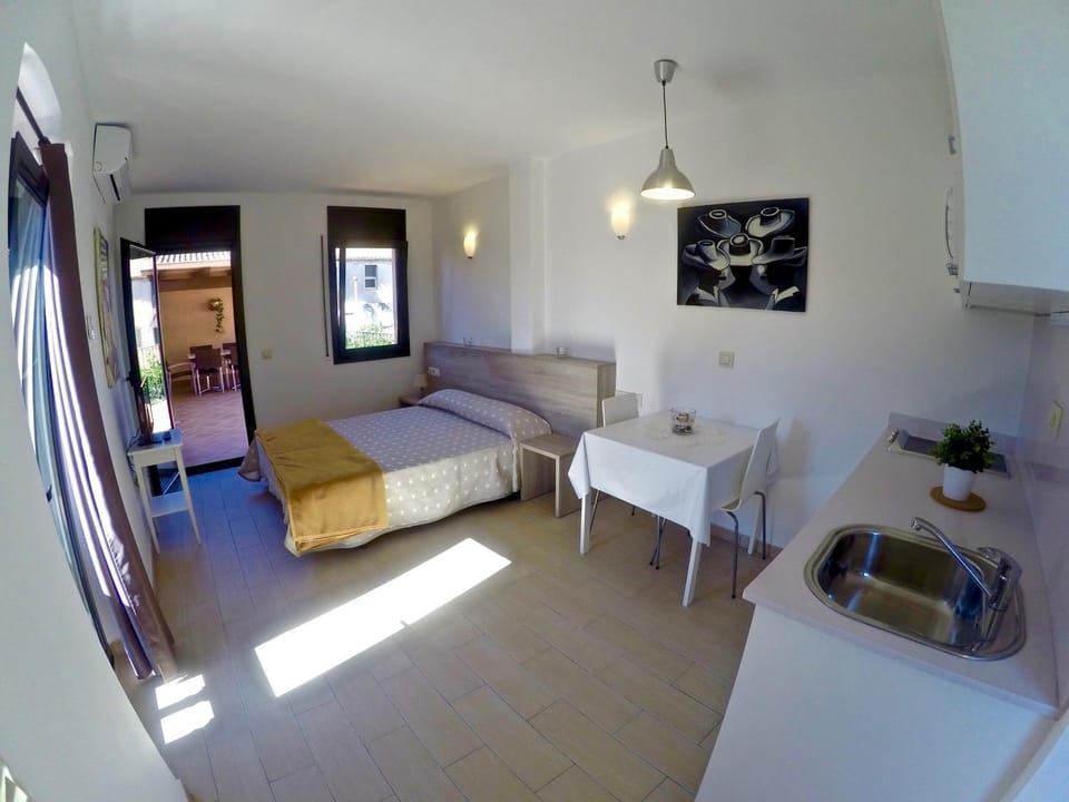 Living room, Seating area, Dining area, air conditioner