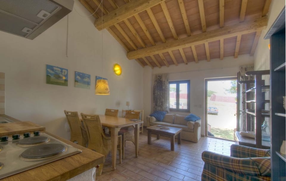 TV and multimedia, Kitchen or kitchenette, Living room, Seating area, Dining area