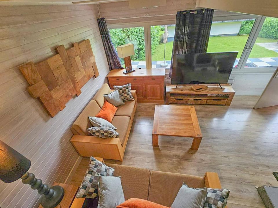 Communal lounge/ TV room, TV and multimedia, Living room, Seating area, Evening entertainment