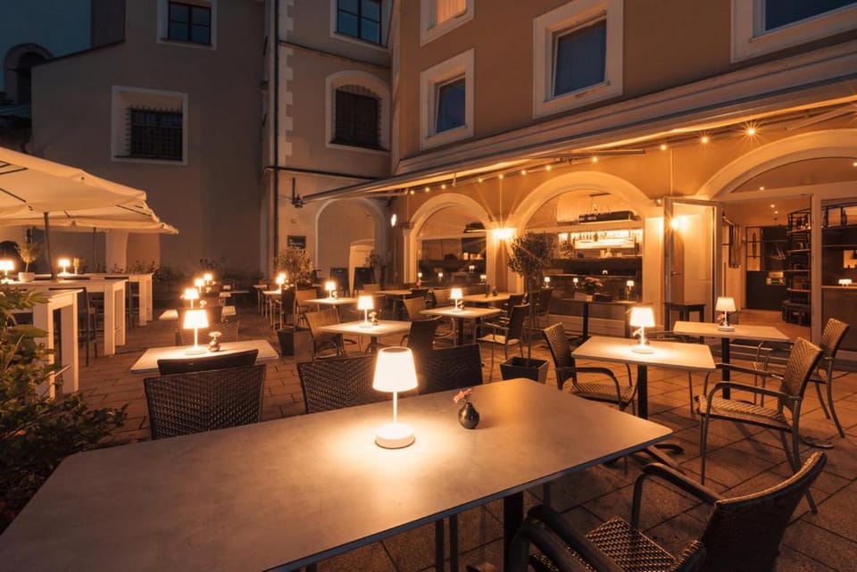 Property building, Patio, Restaurant/places to eat, Night, Balcony/Terrace, Seating area