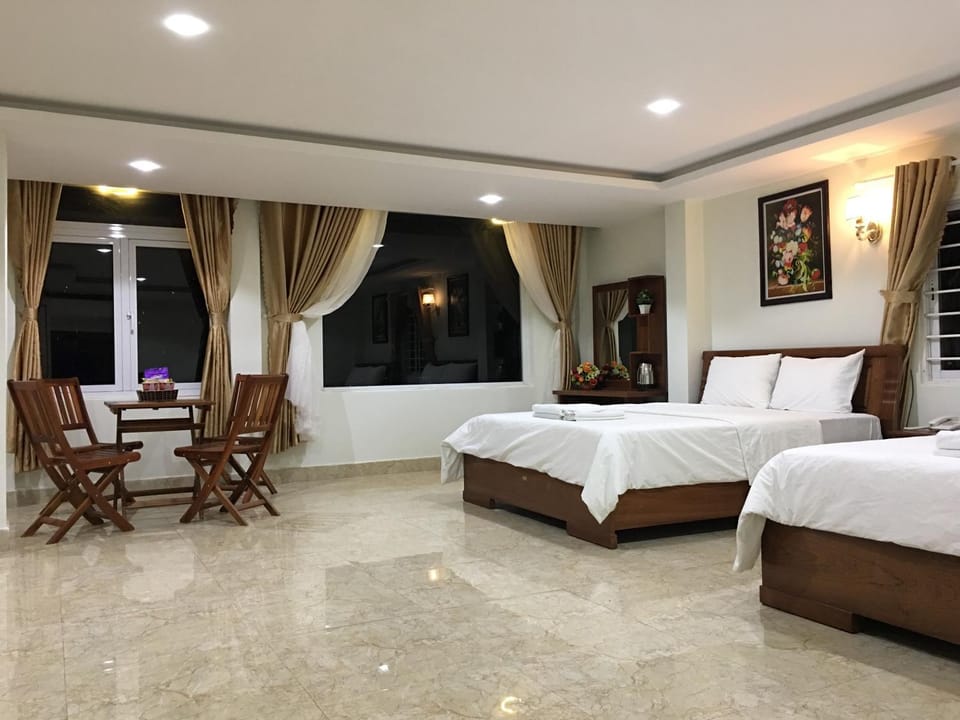 Photo of the whole room, Seating area, City view, Mountain view, Quiet street view