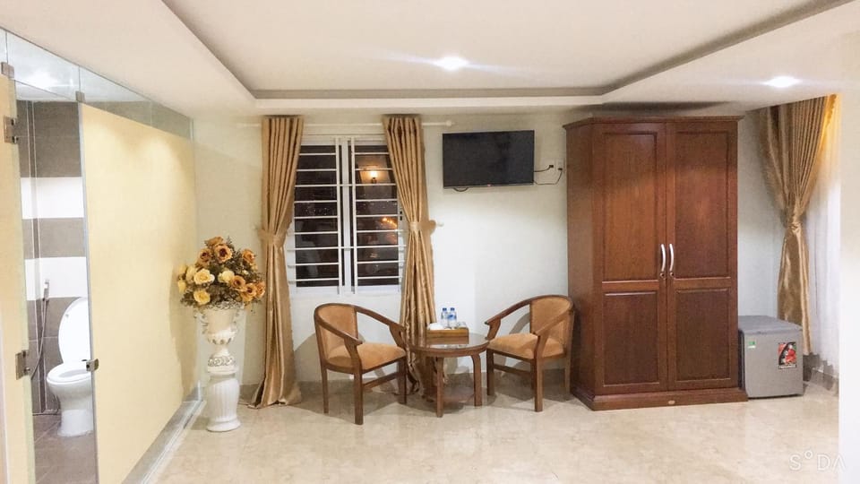 Communal lounge/ TV room, TV and multimedia, Living room, Seating area, Dining area