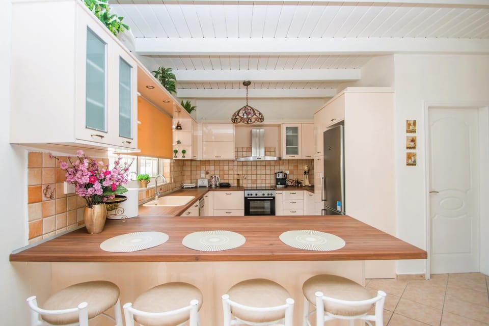Kitchen or kitchenette, Dining area, pet friendly, stove