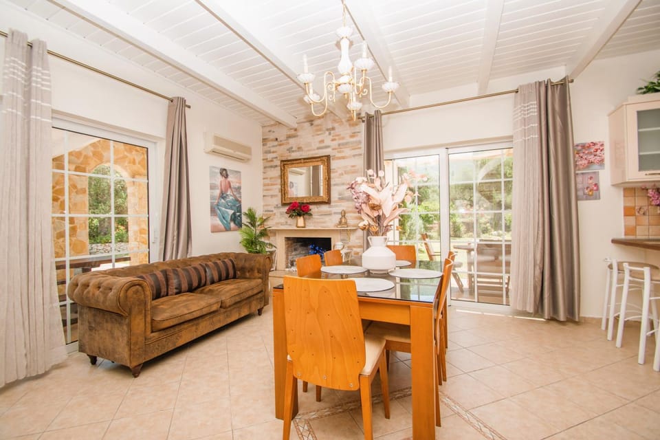 Seating area, Dining area