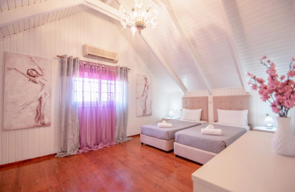 Bed, Photo of the whole room, Bedroom, air conditioner