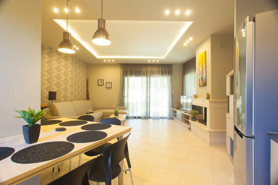 Toilet, Nearby landmark, Restaurant/places to eat, Bed, Neighbourhood, Natural landscape, BBQ facilities, Casino, Children play ground, Game Room, Garden, Garden, Nightclub / DJ, TV and multimedia, Kitchen or kitchenette, Living room, Photo of the whole room, Seating area, Dining area, Beach, Evening entertainment, Garden view, Garden view, Street view, Street view, Supermarket/grocery shop, Shopping Area, Quiet street view, Inner courtyard view