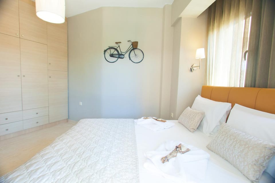 Shower, Toilet, Patio, Patio, Nearby landmark, Bed, Neighbourhood, Natural landscape, Casino, Children play ground, Fishing, Game Room, Nightclub / DJ, Snorkeling, Bathroom, Balcony/Terrace, Balcony/Terrace, Photo of the whole room, Beach, Hiking, Cycling, Diving, Evening entertainment, Bedroom, City view, City view, Garden view, Garden view, Landmark view, Landmark view, Mountain view, Mountain view, Sea view, Sea view, Street view, Street view, Shopping Area, cot, Quiet street view, Inner courtyard view