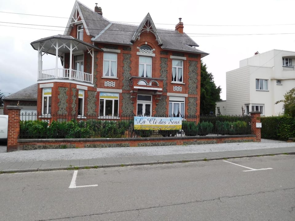 Facade/entrance, Floor plan