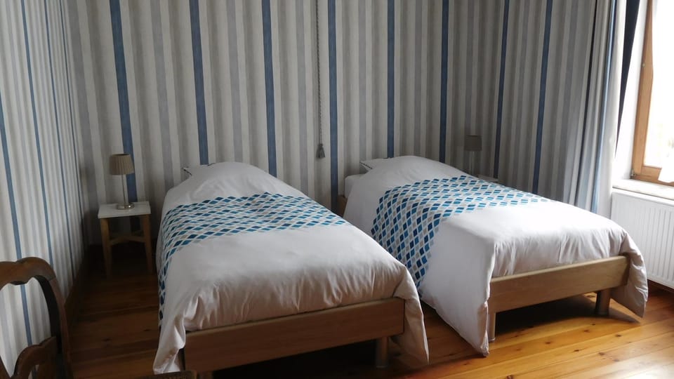 Bed, Photo of the whole room, Decorative detail, Quiet street view