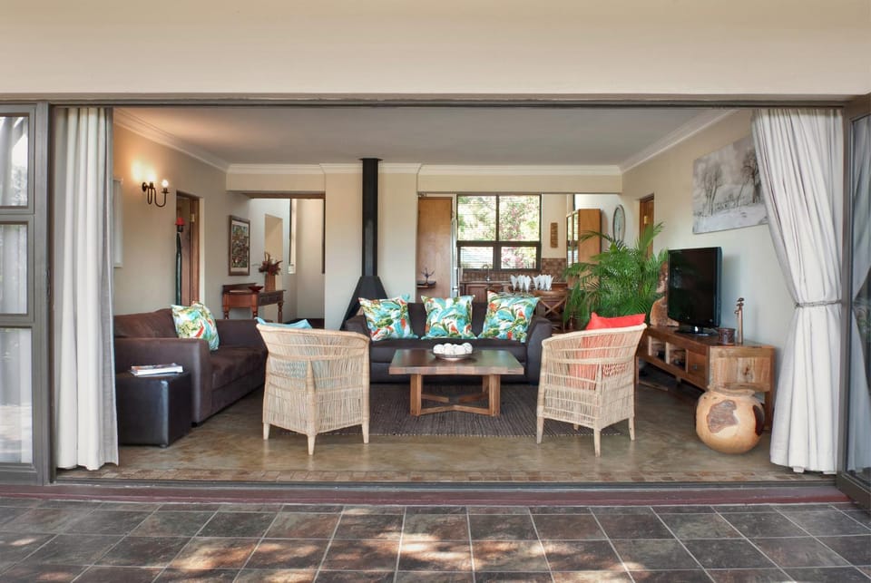 Patio, TV and multimedia, Living room, Seating area, Mountain view, Mountain view