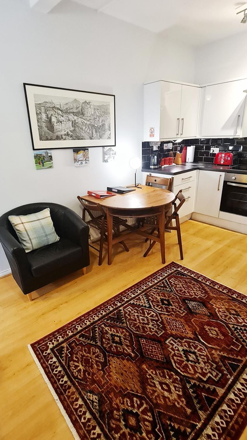 The Portsburgh Square Residence Apartment in Edinburgh