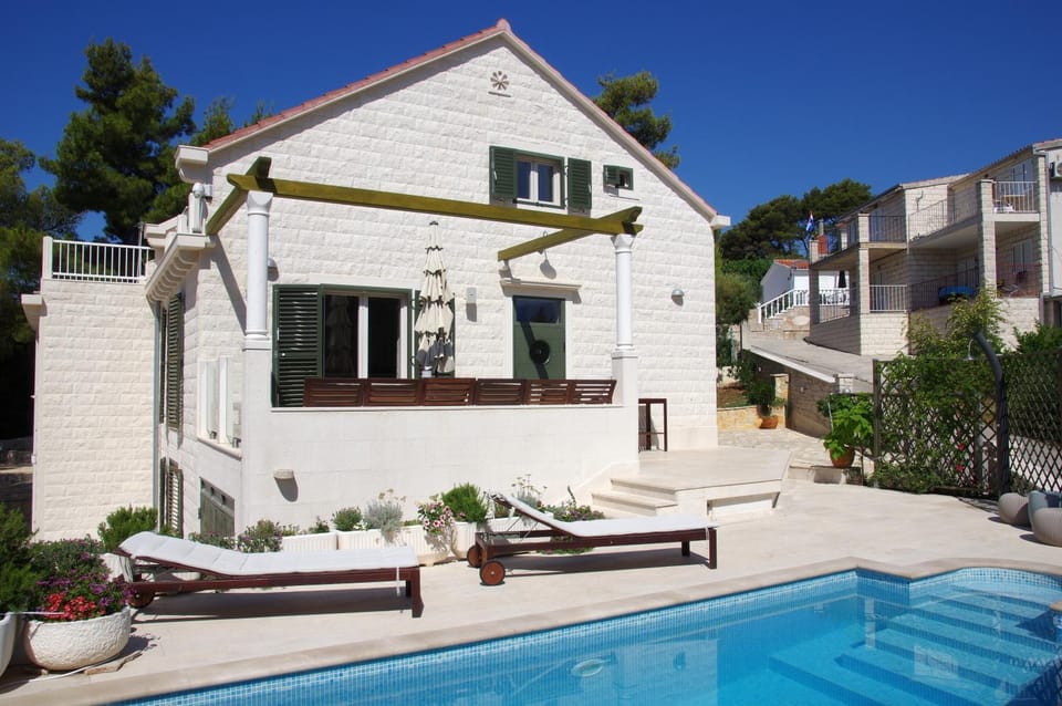 Property building, Facade/entrance, Balcony/Terrace, Swimming pool