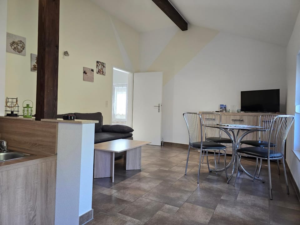 TV and multimedia, Living room, Seating area, Dining area