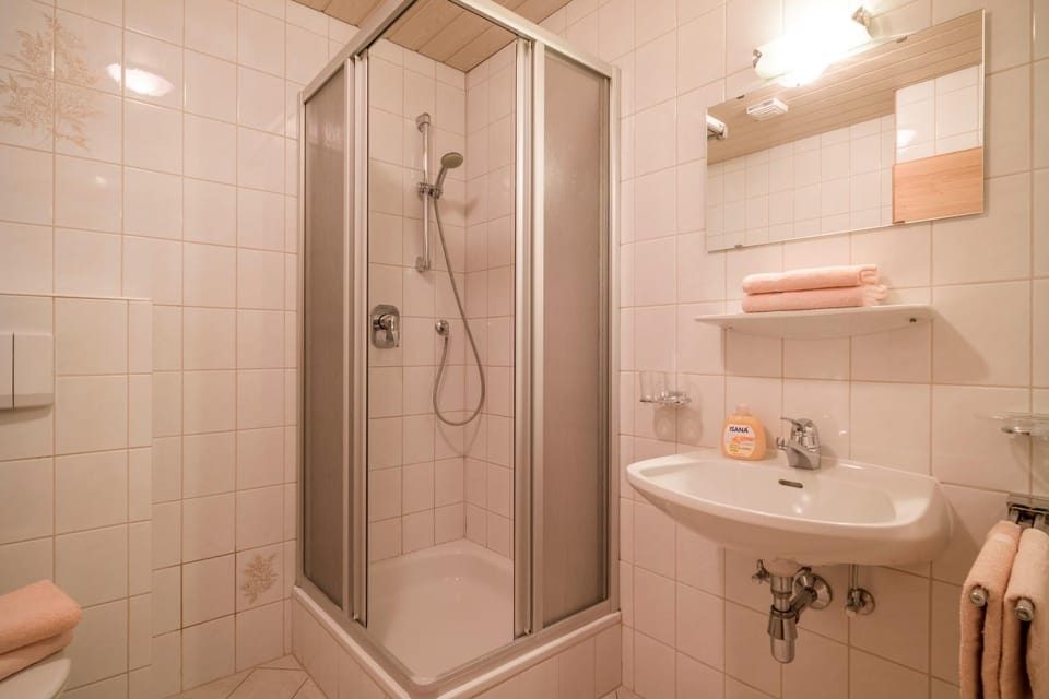 Shower, Bathroom, towels