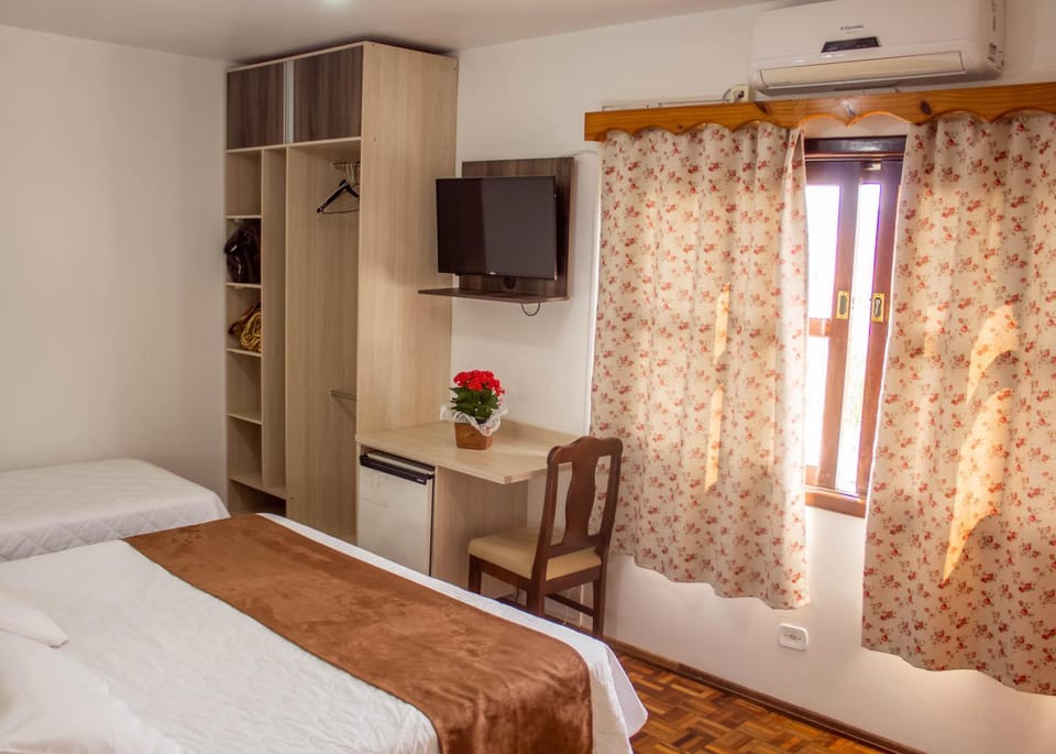 Bed, TV and multimedia, Photo of the whole room, Bedroom
